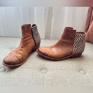 The Root Collective Women’s Leather & Woven Ankle Boots Sz 7 made in Guatemala